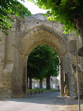 Уцелевший вход в аббатство Святого Медара